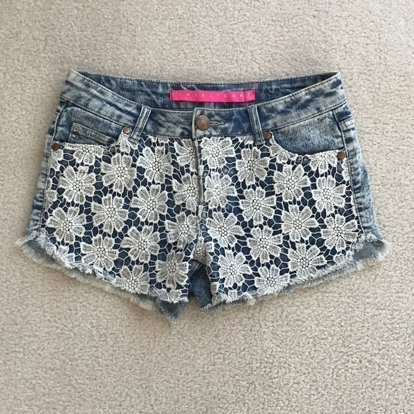 TINSELTOWN SIZE 2 LACE DENIM SHORTS - Picture 1 of 5